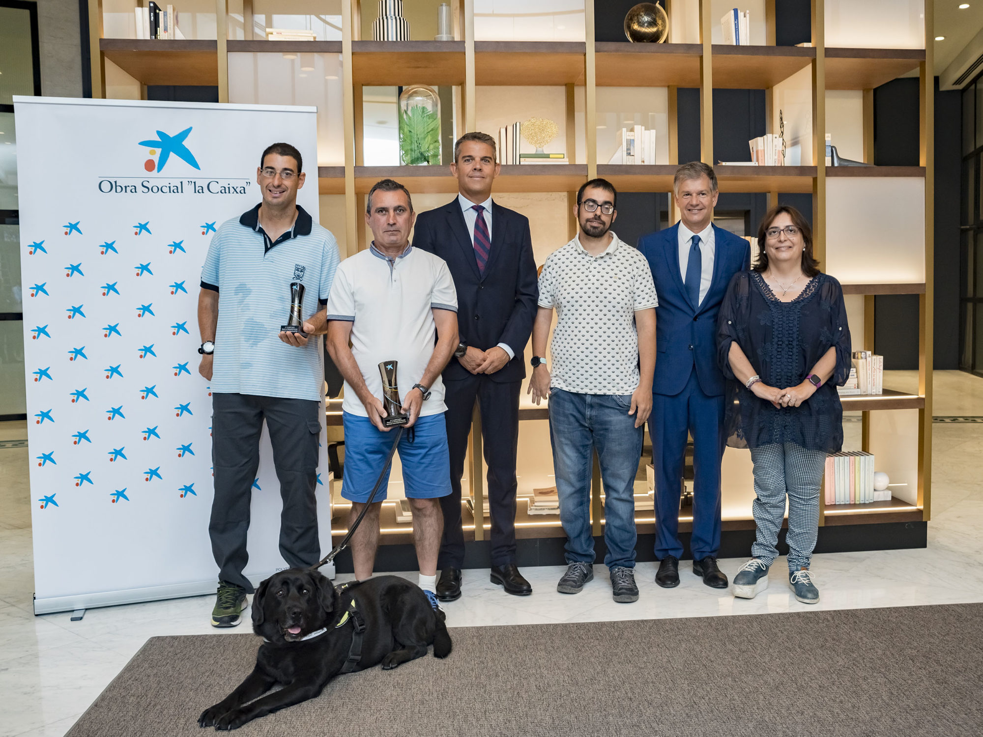 2. Xicu Costa, Vicente Sanz y Pilar Javaloyes, presidenta de FESA (Federació d’Esports Adaptats de la Comunitat Valenciana), junto a atletas que participan en las categorías de personas con discapacidad de las pruebas.