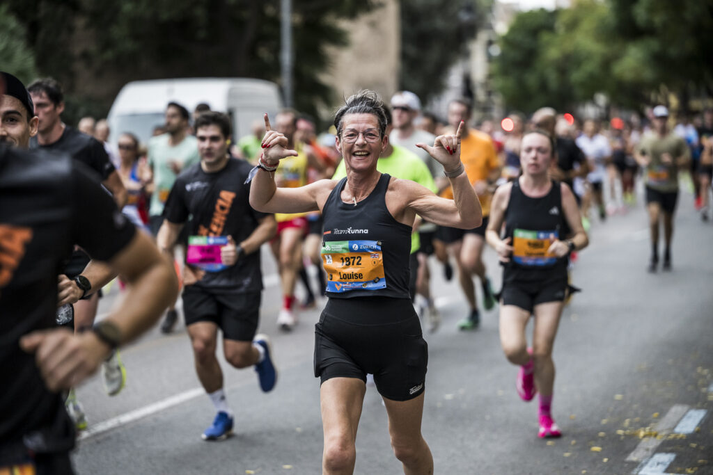 Una corredora de Runna corriendo el Medio Maratón Valencia