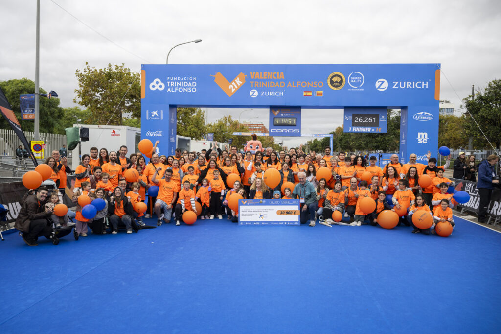 La entidad solidaria recibe un cheque cuando finaliza el Medio Maratón Valencia.