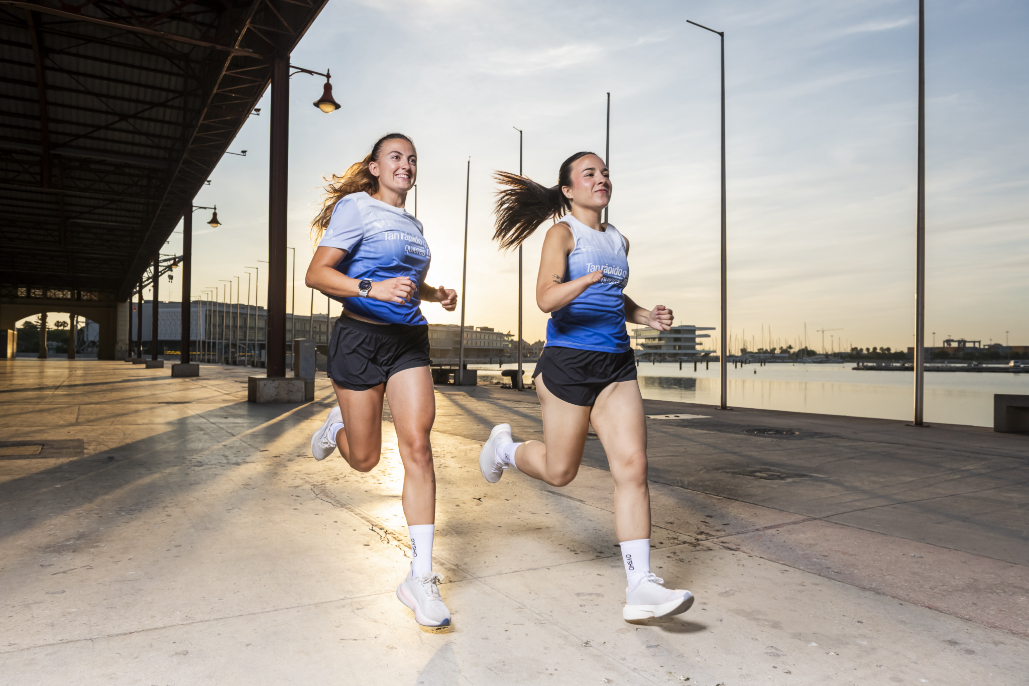 Models running with the official Oysho shirt for the Valencia Trinidad Alfonso Zurich Half Marathon