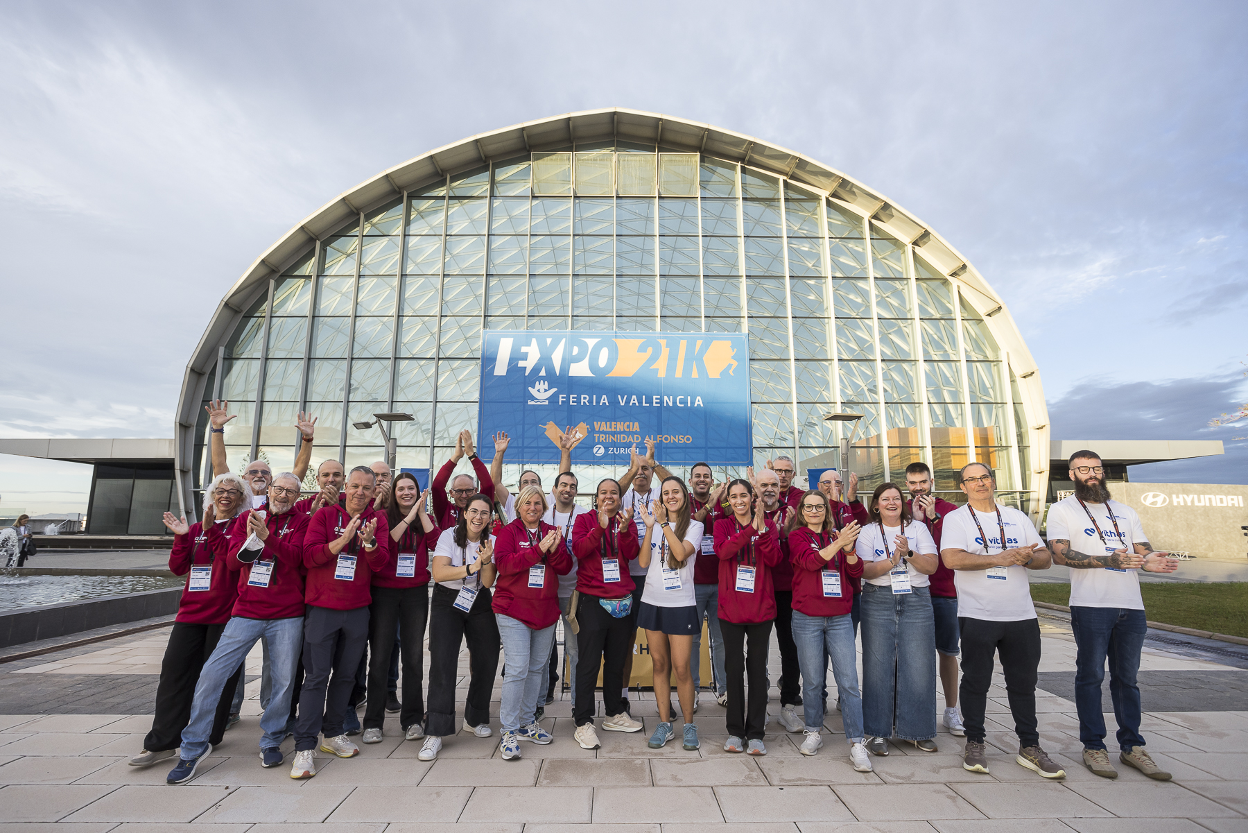 Voluntarios del Medio Maratón Valencia en la puerta de la Expo 21K