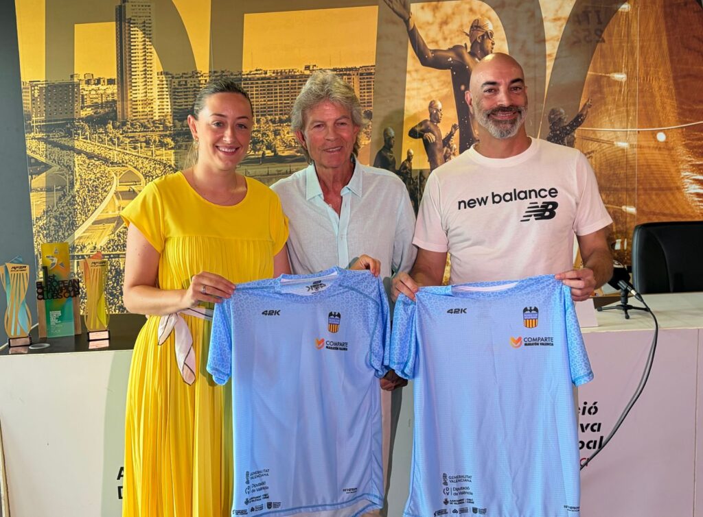 Rocío Gil, Rafa Blanquer y Juan Manuel Botella enseñando las nuevas camisetas.